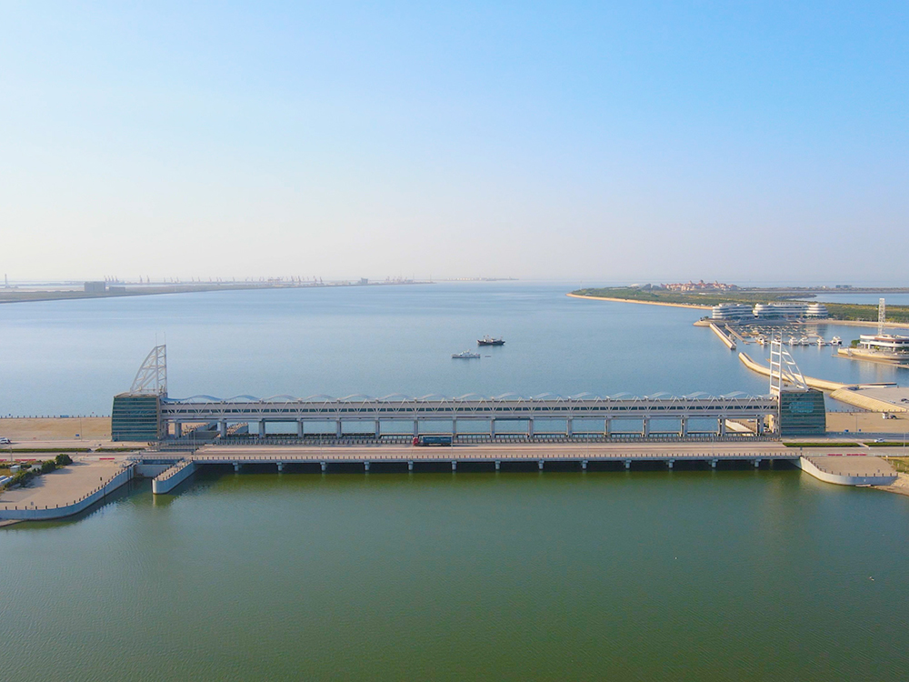 濰坊白浪河防潮閘：建于入海口粉沙質(zhì)海岸潮下帶，與船閘共用邊墩，